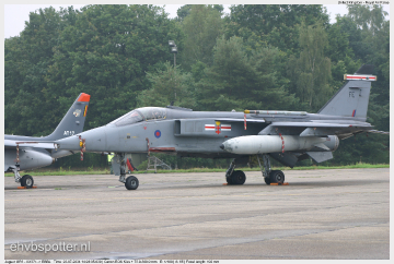 2004_07_20_14_23_35_Jaguar GR3 - XX974